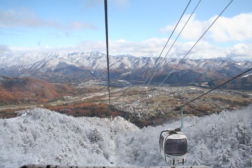 紅葉と雪と街のコントラスト