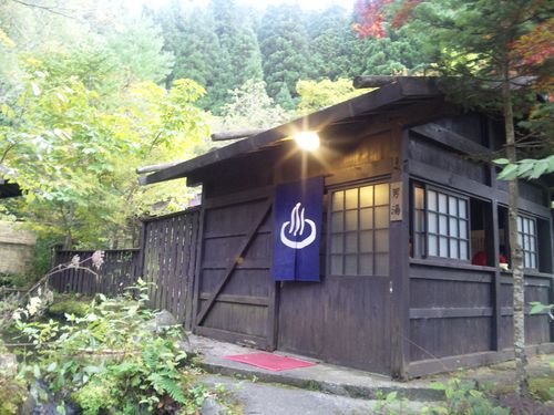 小屋の向うに露天があります