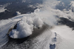 山頂火口で噴火した浅間山