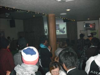 会場、DVD上映中