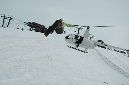 空撮　ヘリから足出してるの篤史さんです