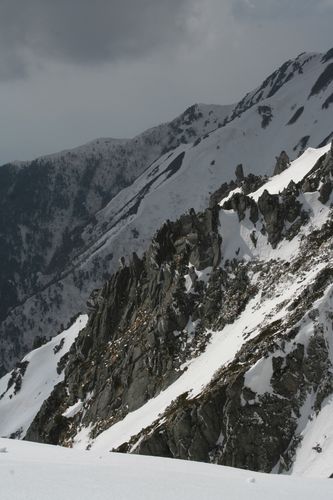 険しい岩肌